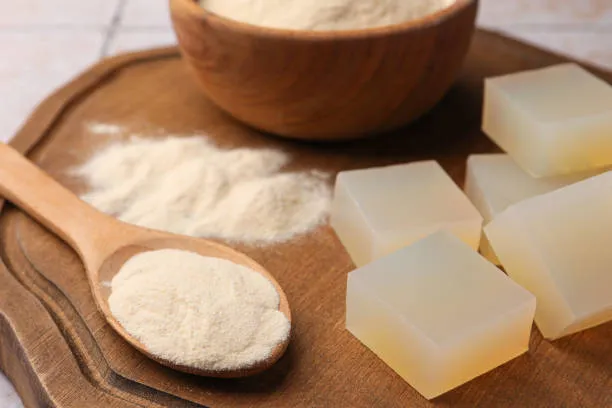 Agar Agar powder and translucent gel cubes showing gelling application