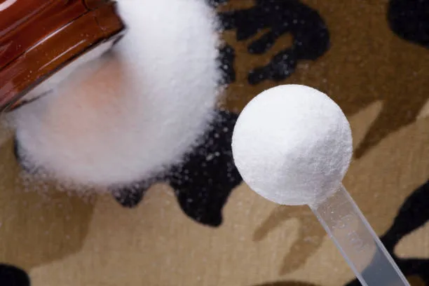 L-Leucine 98.5% min white crystalline powder sample with measuring scoop.
